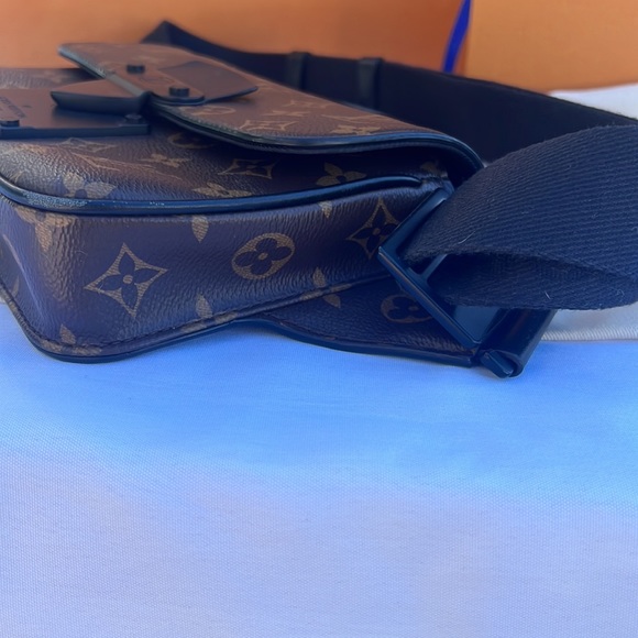 Louis Vuitton men’s cross body bag. S Lock -Sling. Neiman Marcus 2022. - Picture 5 of 16